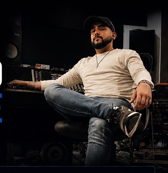 Armando Velarde en estudio