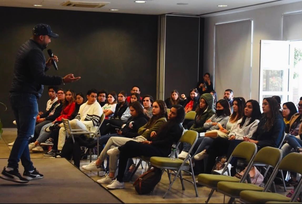 Armando Velarde durante su conferencia en EBC Campus Querétaro