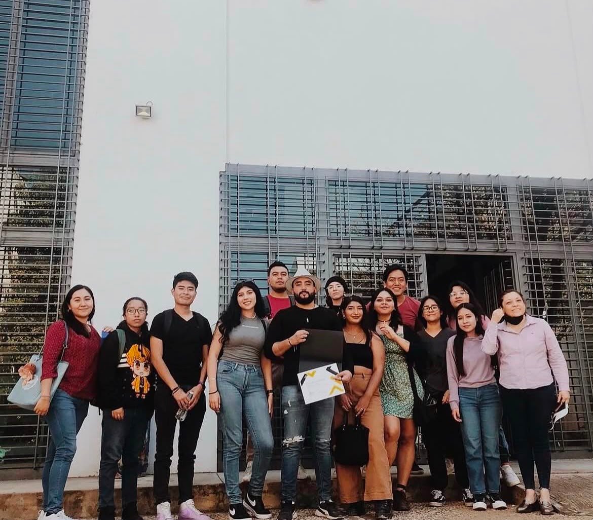 Armando Velarde con estudiantes de la Escuela Libre de Arte y Diseño