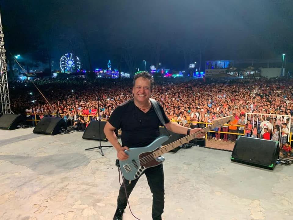 Talo Rosado durante una presentación en vivo